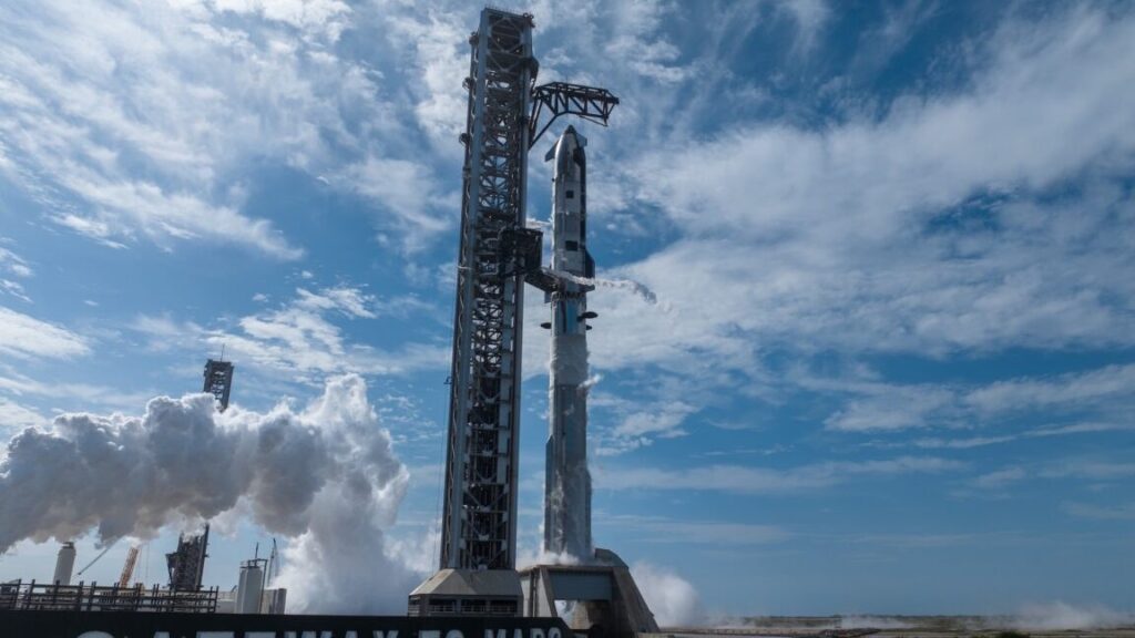 SpaceX Starship V3 na lansirnoj rampi u Starbaseu tijekom testnog punjenja