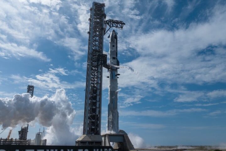 SpaceX Starship V3 na lansirnoj rampi u Starbaseu tijekom testnog punjenja