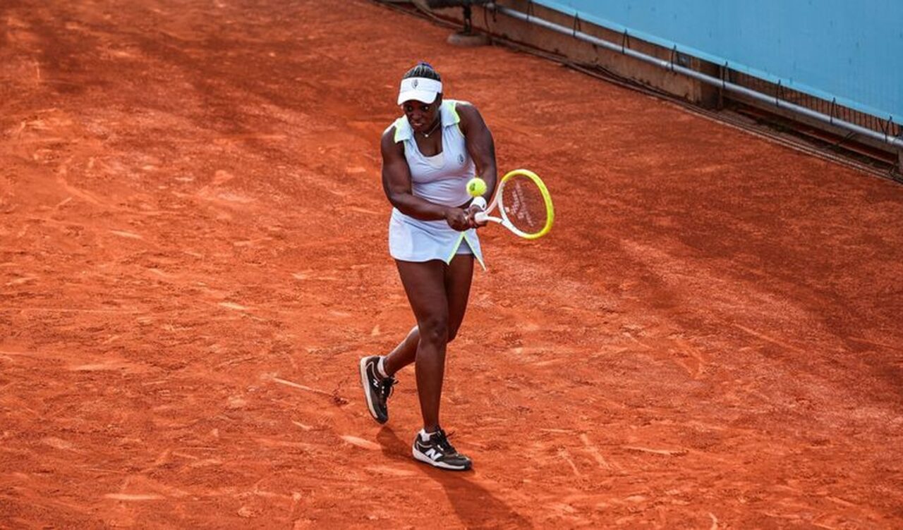 Sloane Stephens tijekom teniskog meča kao ilustracija kvalifikacija za Roland-Garros.