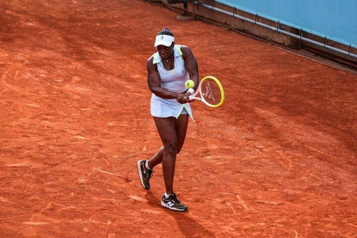 Sloane Stephens tijekom teniskog meča kao ilustracija kvalifikacija za Roland-Garros.