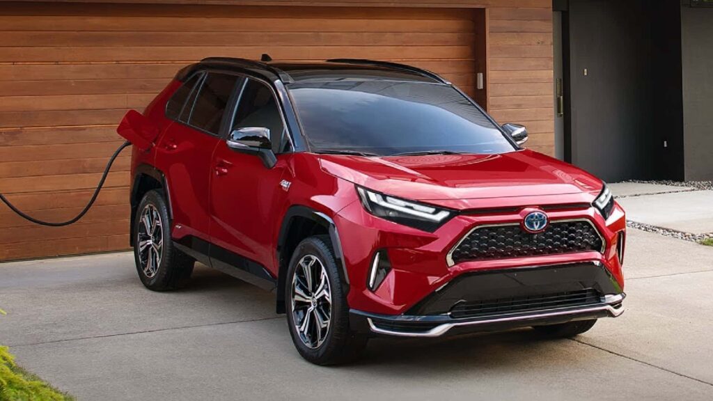 Toyota plug-in hibrid priključen na punjač.
