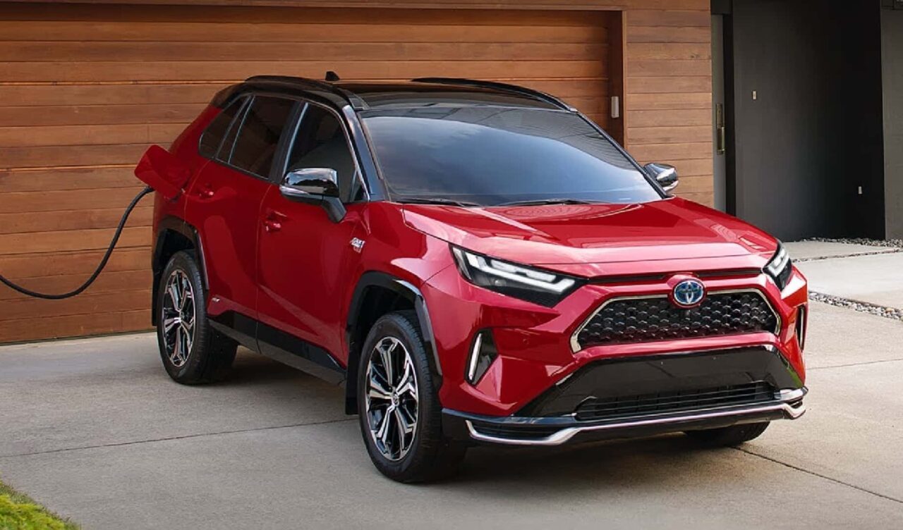 Toyota plug-in hibrid priključen na punjač.