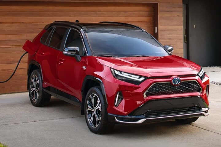Toyota plug-in hibrid priključen na punjač.