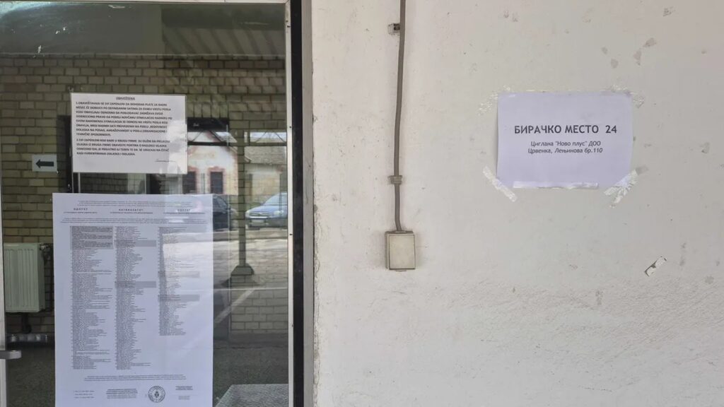 Biračko mjesto u Srbiji kao ilustracija lokalnih izbora i izbornih uvjeta.