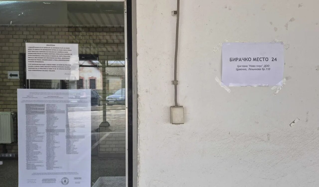 Biračko mjesto u Srbiji kao ilustracija lokalnih izbora i izbornih uvjeta.