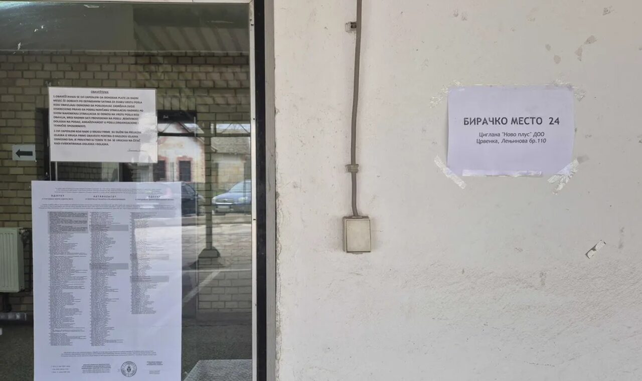 Biračko mjesto u Srbiji kao ilustracija lokalnih izbora i izbornih uvjeta.