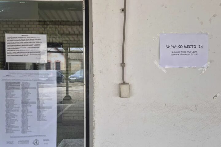 Biračko mjesto u Srbiji kao ilustracija lokalnih izbora i izbornih uvjeta.
