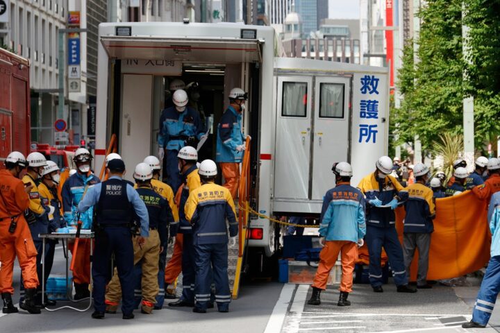 Hitne sluzbe ispred trgovackog centra GINZA SIX u Tokiju.