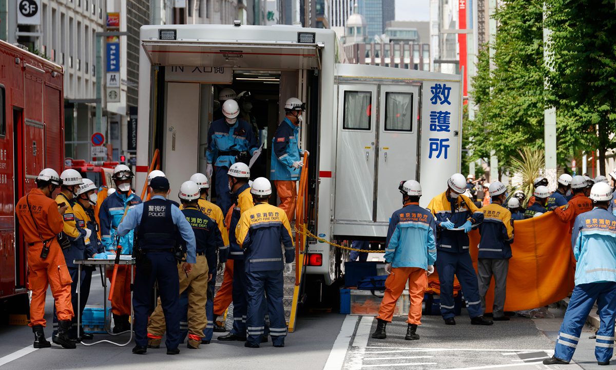 Hitne sluzbe ispred trgovackog centra GINZA SIX u Tokiju.
