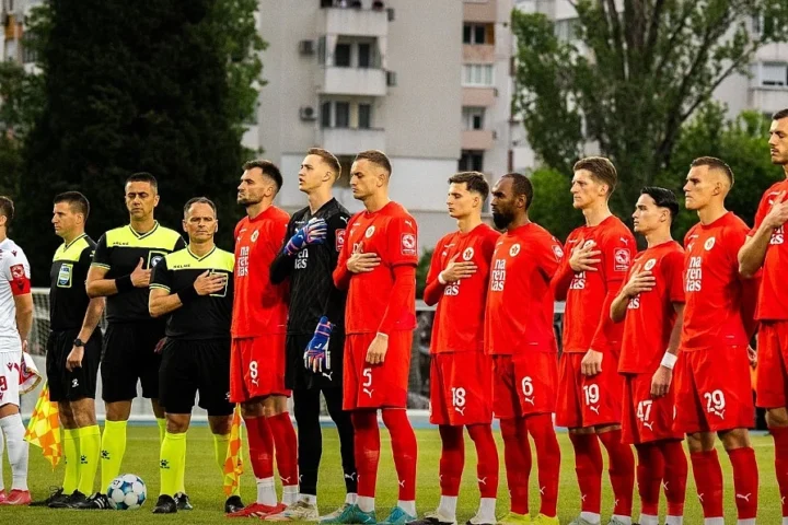 Nogometaši Veleža i Zrinjskog prije mostarskog derbija
