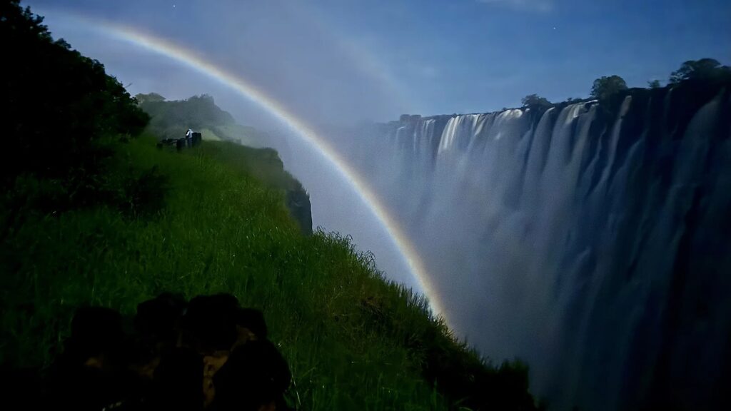 Moonbow iznad Viktorijinih slapova no?u