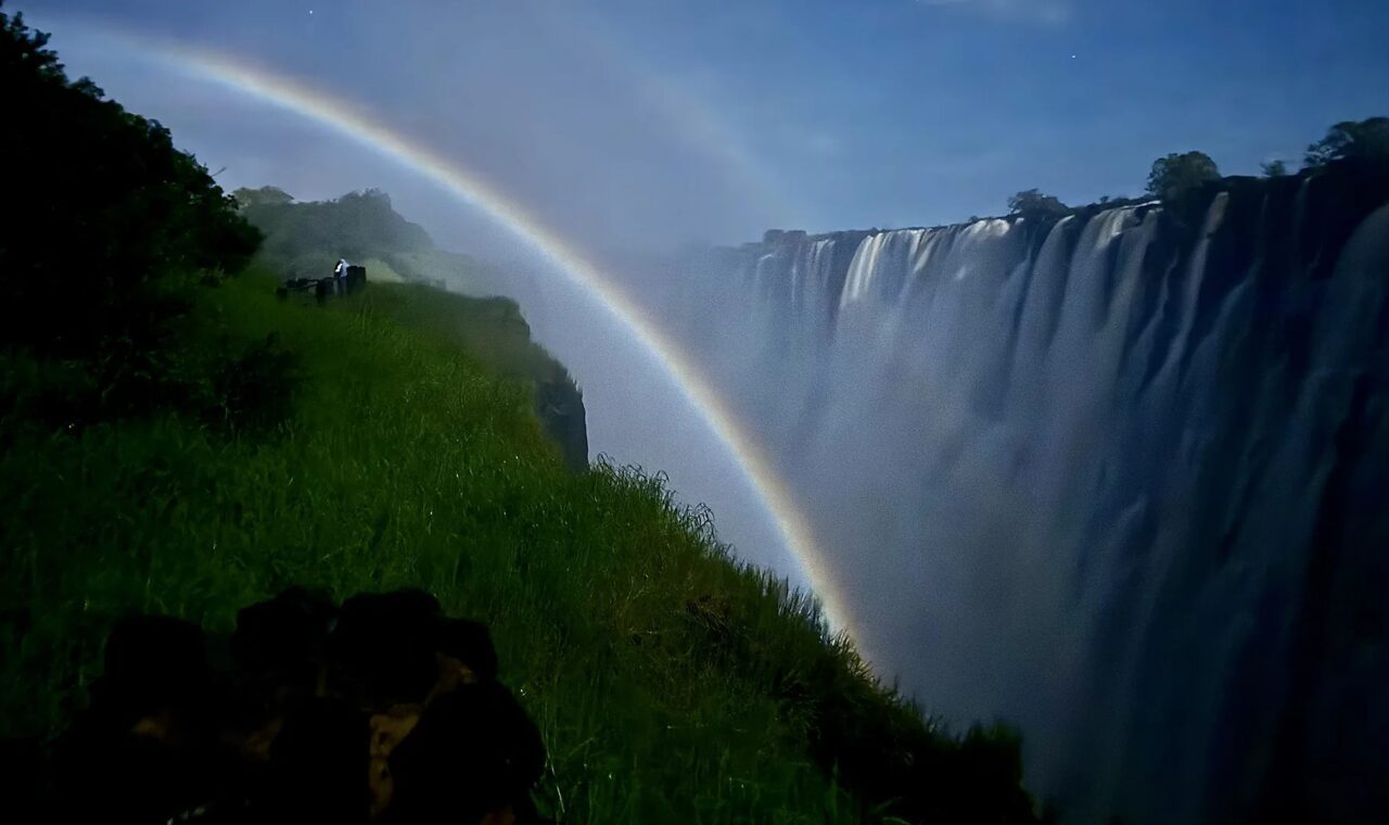 Moonbow iznad Viktorijinih slapova no?u