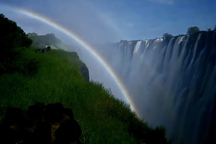 Moonbow iznad Viktorijinih slapova no?u