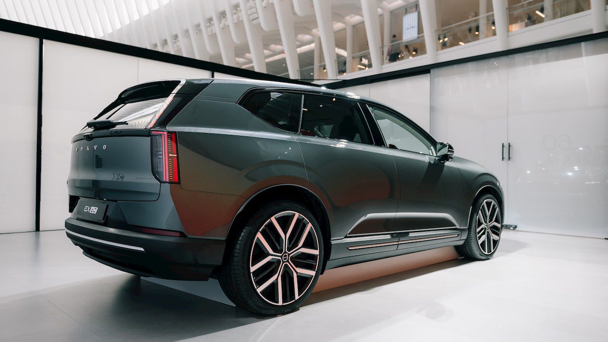 Volvo EX60 električni SUV kao ilustracija nove cijene i dosega modela.
