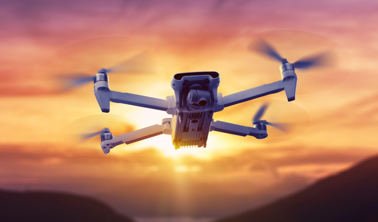 Dron leti na otvorenom.
