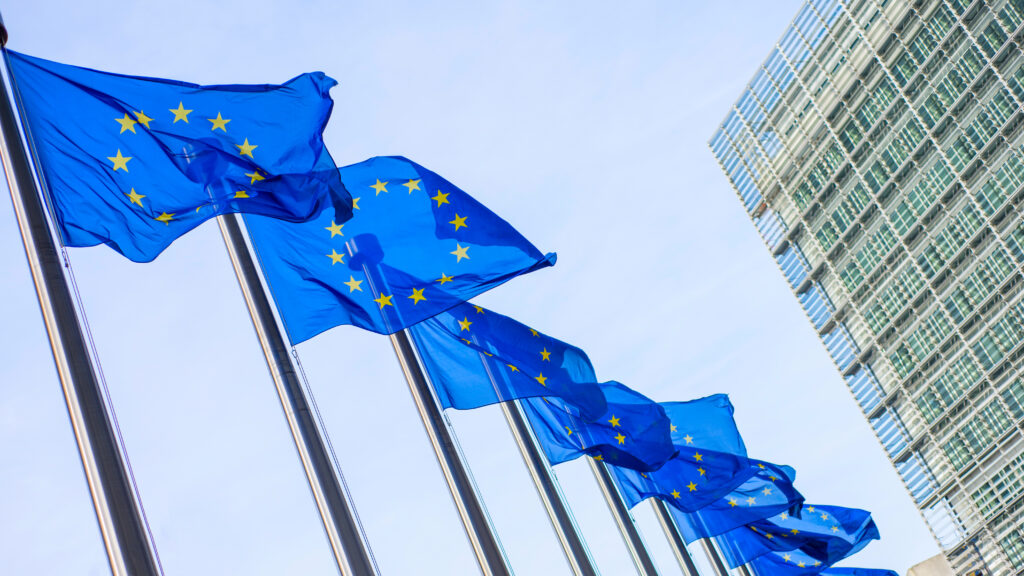 Zastave Europske unije ispred zgrade Europske komisije.