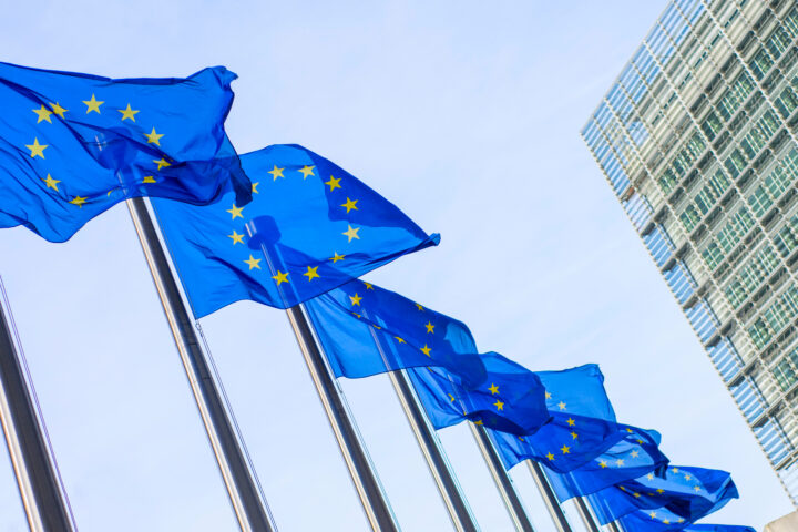 Zastave Europske unije ispred zgrade Europske komisije.