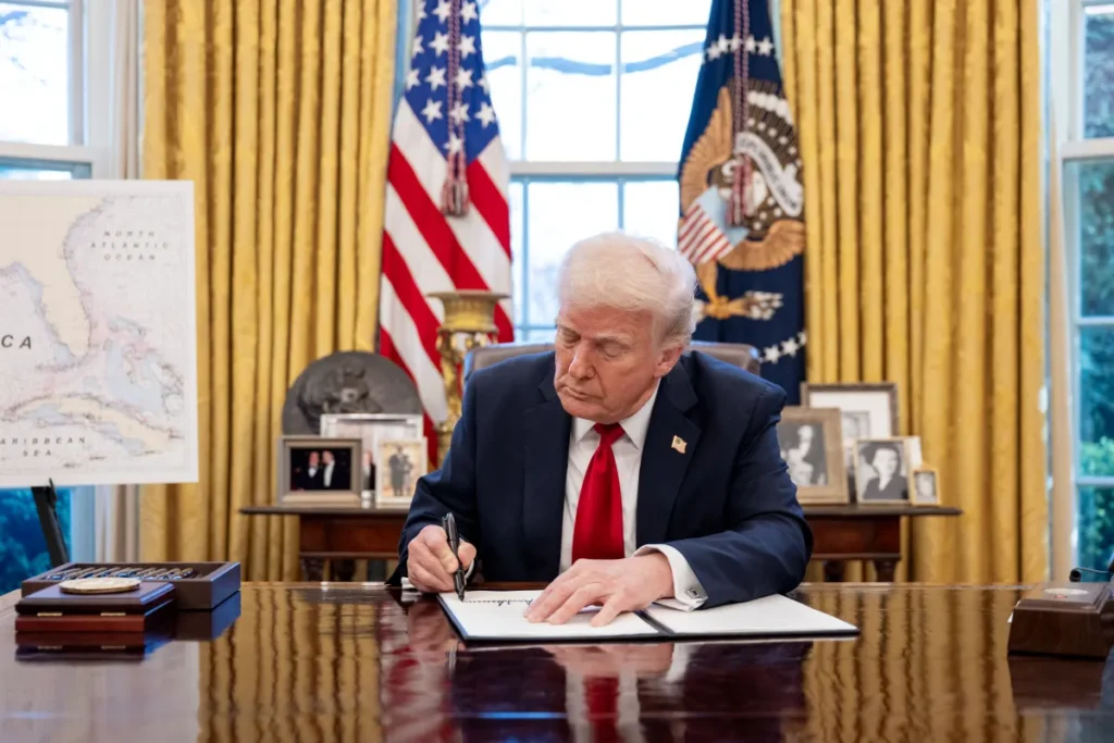 Donald Trump potpisuje dokumente u Bijeloj kući