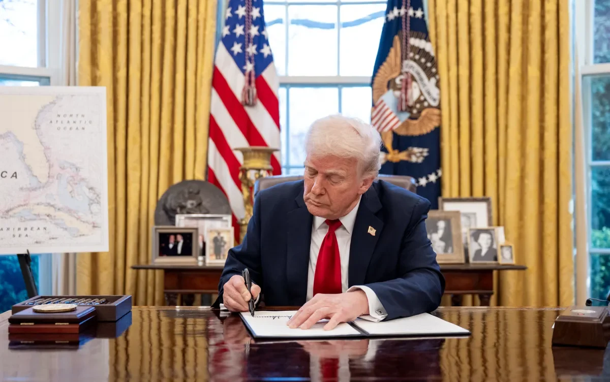Donald Trump potpisuje dokumente u Bijeloj kući