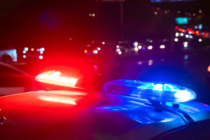 Policijsko vozilo na ulici.