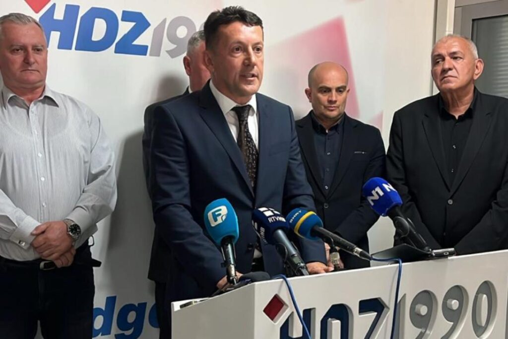Zdenko Lučić za govornicom.