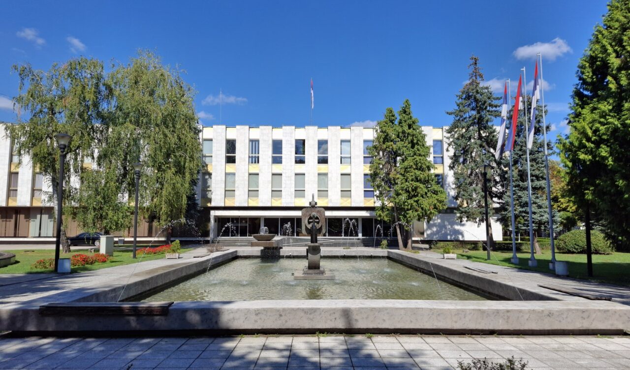 Opozicija u RS najavljuje proteste zbog zaduženja od 800 miliona maraka, vlast poručuje da blokiraju razvoj