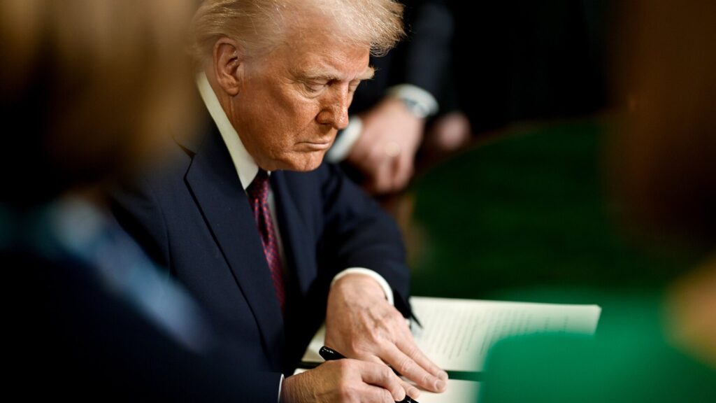 Trump zaprijetio Francuskoj carinom od 100% na vino i šampanjac zbog poreza na digitalne usluge