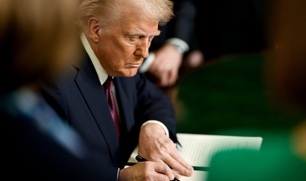 Trump zaprijetio Francuskoj carinom od 100% na vino i šampanjac zbog poreza na digitalne usluge