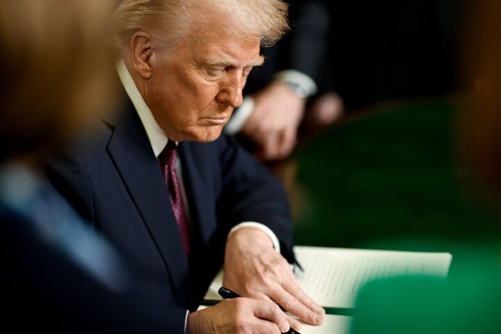 Trump zaprijetio Francuskoj carinom od 100% na vino i šampanjac zbog poreza na digitalne usluge