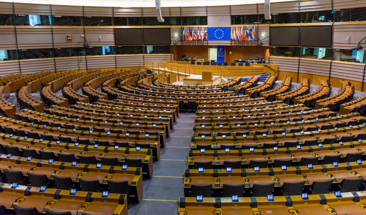 Evropska institucionalna sala kao ilustracija presude u Strasbourgu