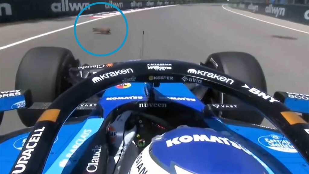 F1 bolid iz cockpit perspektive na stazi.