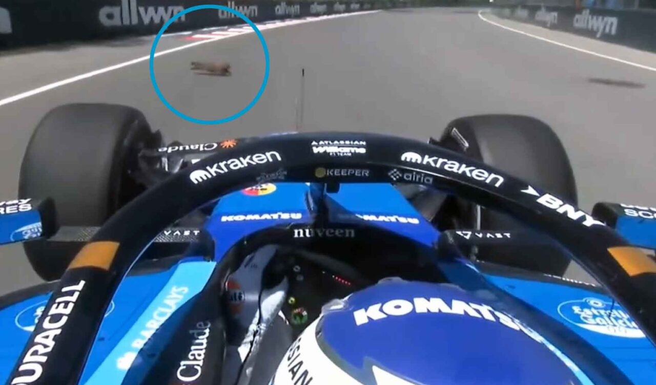 F1 bolid iz cockpit perspektive na stazi.