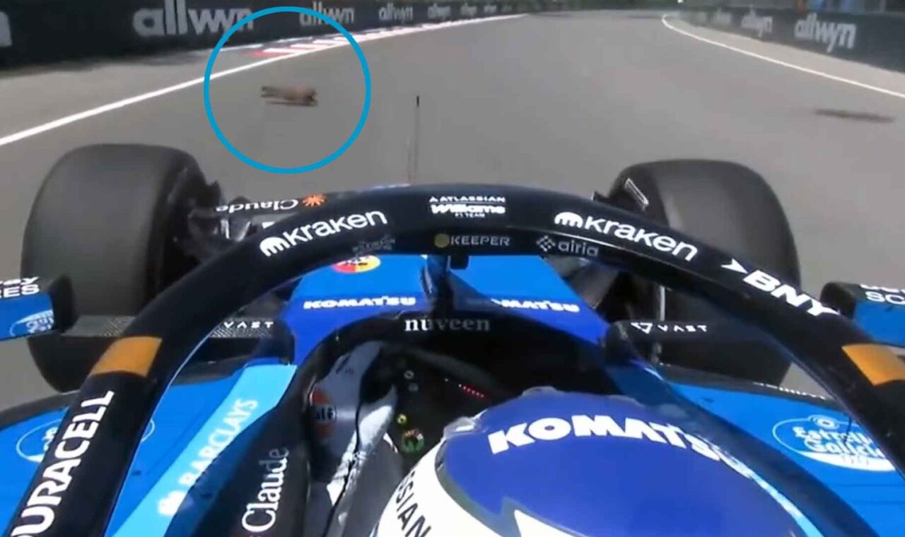 F1 bolid iz cockpit perspektive na stazi.