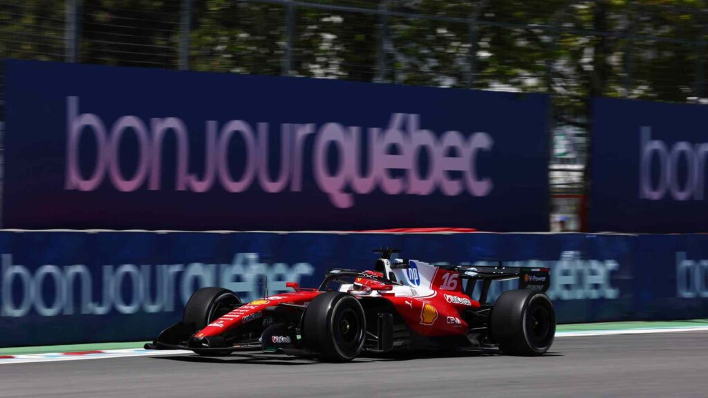 Ferrari F1 bolid na stazi.
