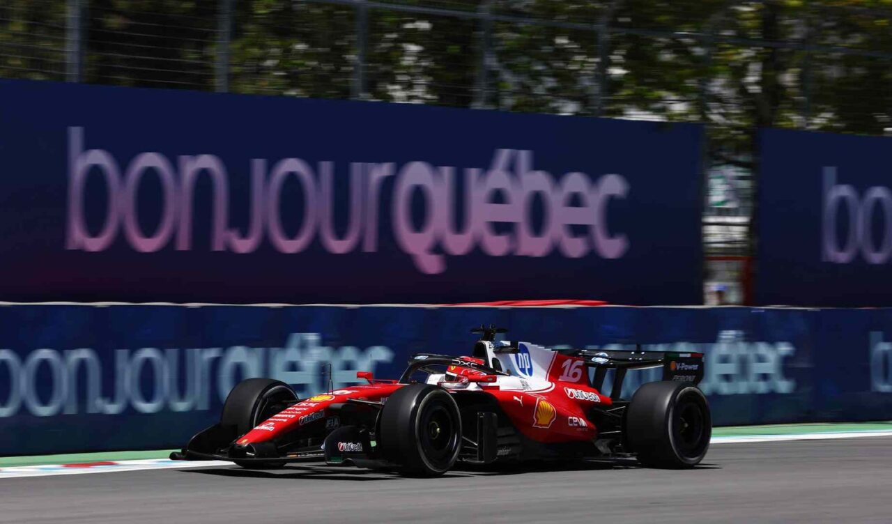 Ferrari F1 bolid na stazi.