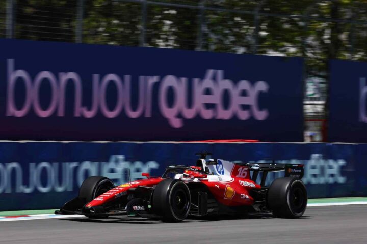 Ferrari F1 bolid na stazi.