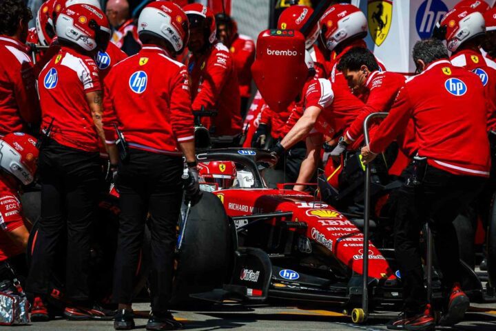 Ferrari u boksu, ilustracija uz Leclercov vikend u Kanadi.
