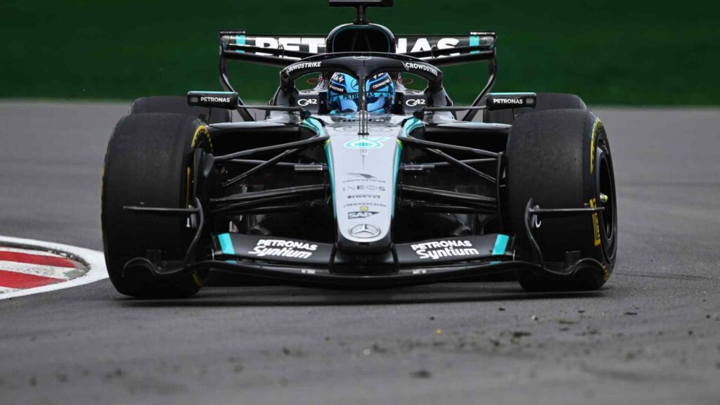 Formula 1 bolid na stazi tokom kvalifikacija.