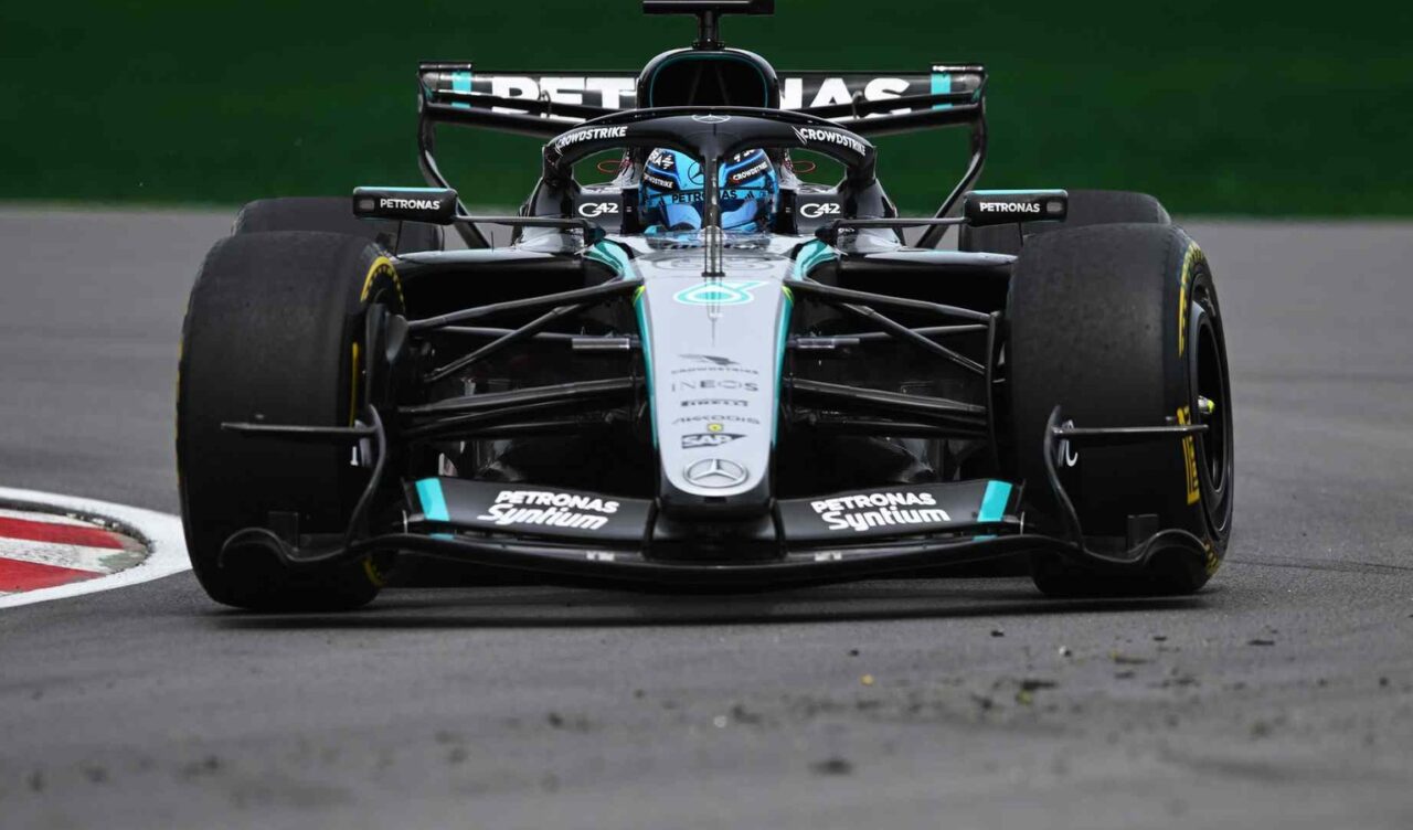Formula 1 bolid na stazi tokom kvalifikacija.