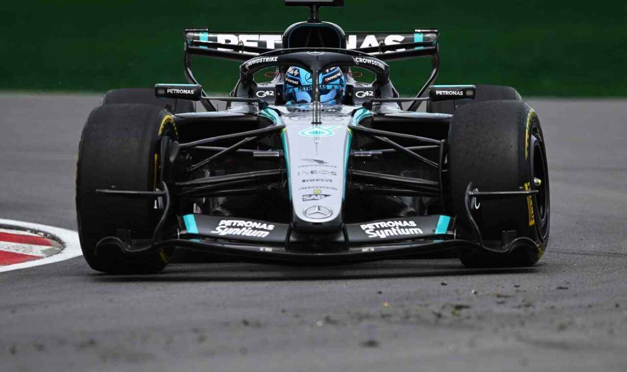 Formula 1 bolid na stazi tokom kvalifikacija.