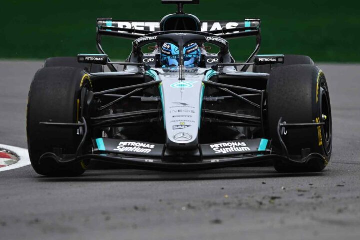 Formula 1 bolid na stazi tokom kvalifikacija.