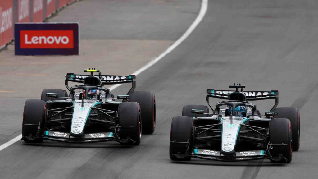 Dva Mercedesova F1 bolida na stazi.