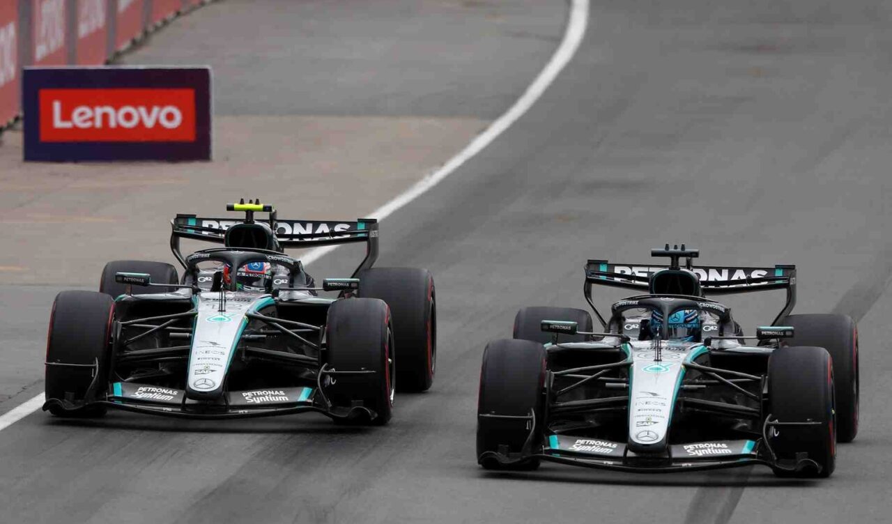 Dva Mercedesova F1 bolida na stazi.