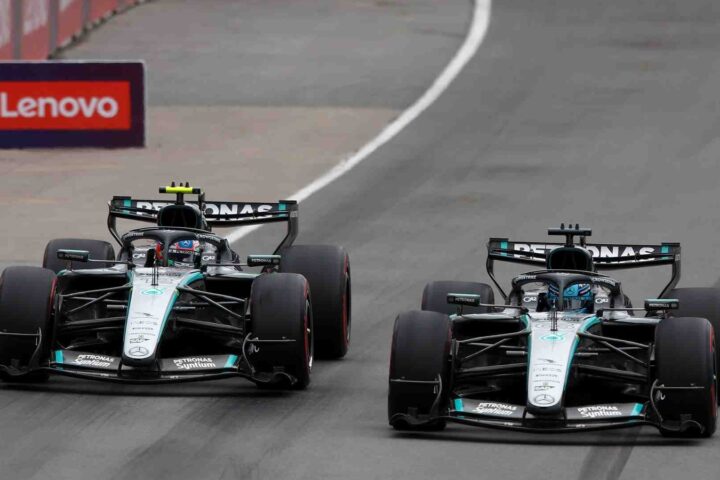 Dva Mercedesova F1 bolida na stazi.