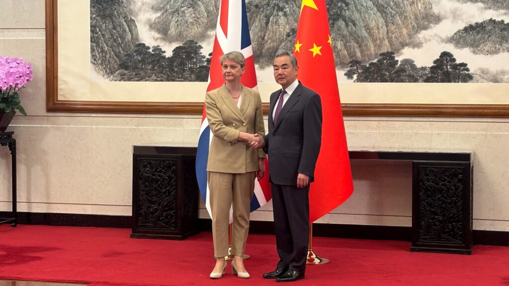 Wang Yi i Yvette Cooper na sastanku u Pekingu