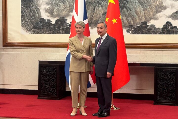 Wang Yi i Yvette Cooper na sastanku u Pekingu