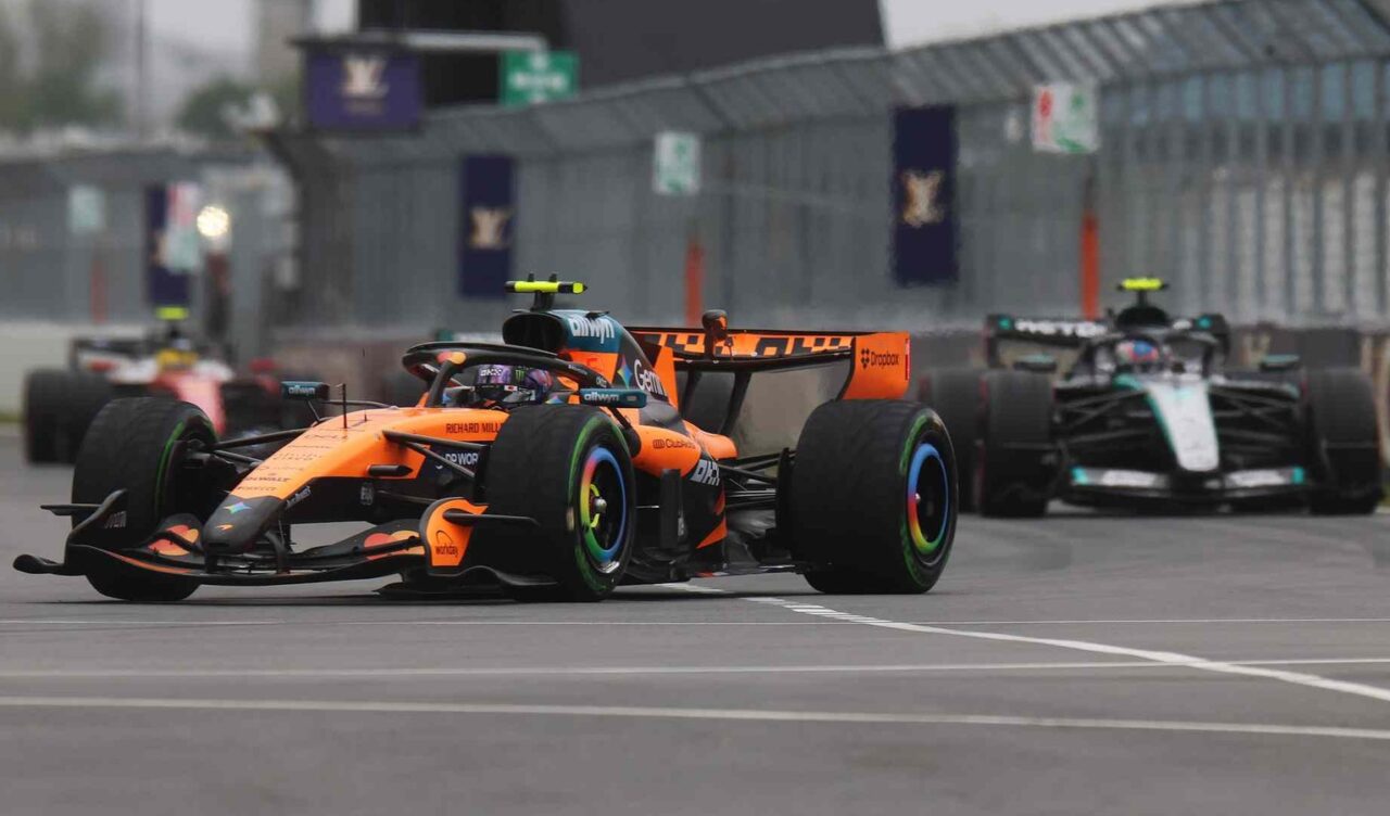 McLaren F1 bolid na stazi.