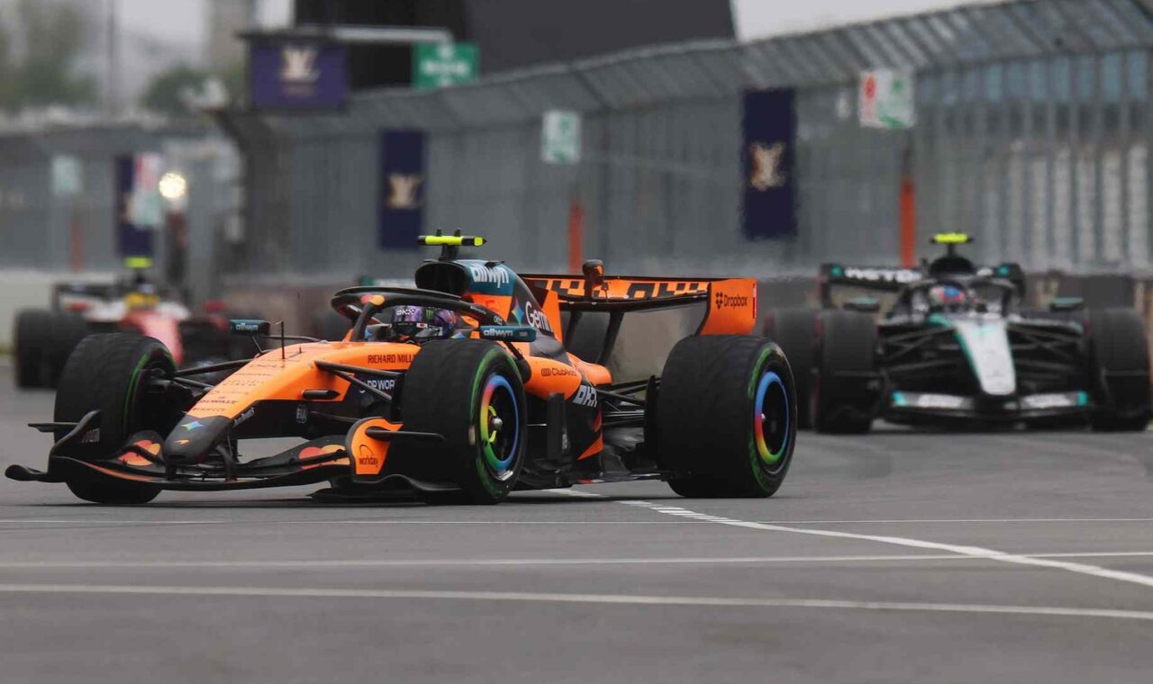 McLaren F1 bolid na stazi.