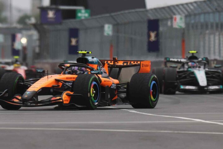 McLaren F1 bolid na stazi.