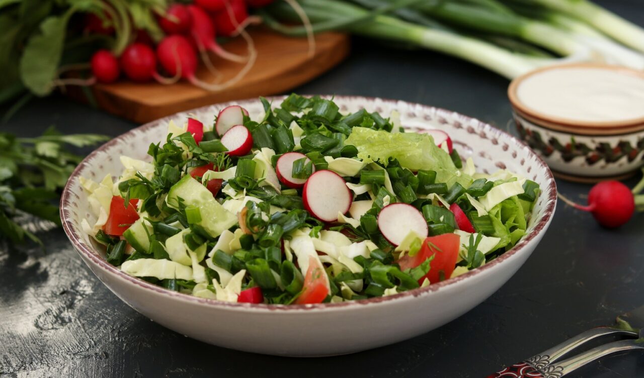 Freekeh salata s komoračem, jabukom, tofuom i koprom: Meera Sodha donosi fleksibilan ljetni recept